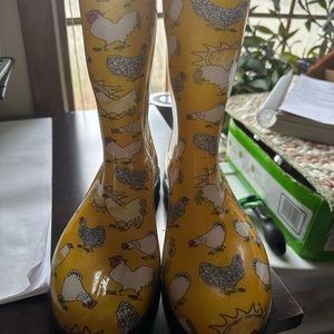 Yellow size 10 women's Slogger chicken boots